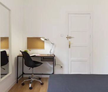 Double bed in Room in a shared 6-bedroom apartment for rent in San ... - Photo 4