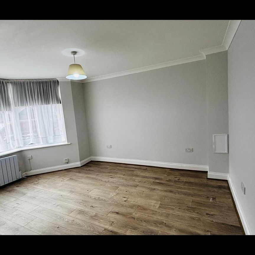 2 Bed Flat, Court Way, W3 - Photo 1