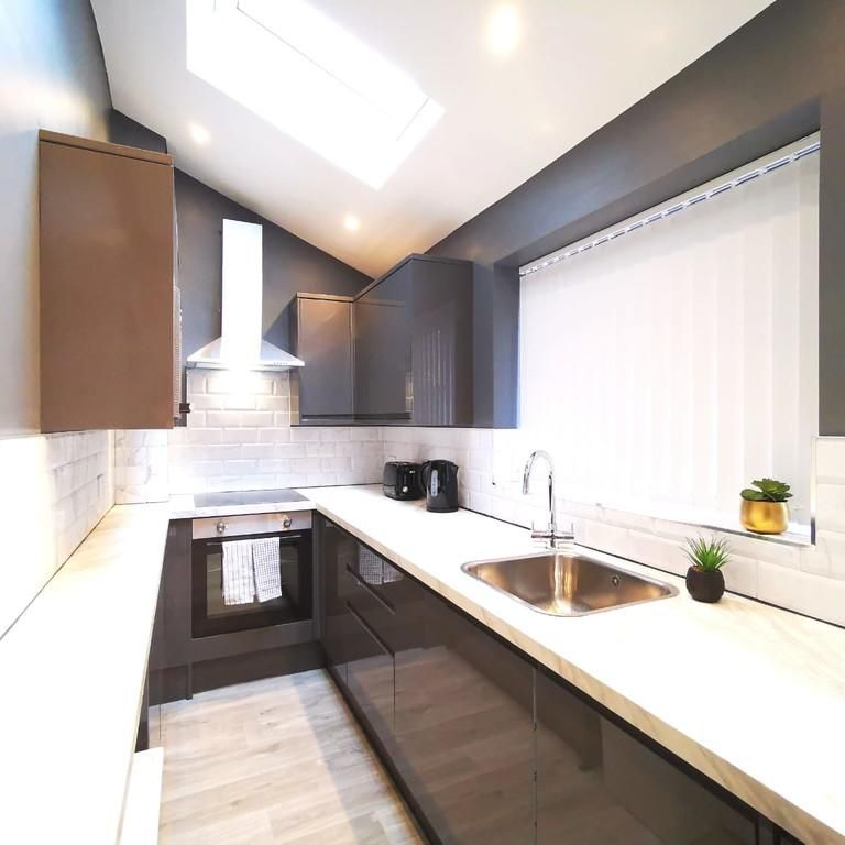 3 bedroom flat to rent - Photo 1