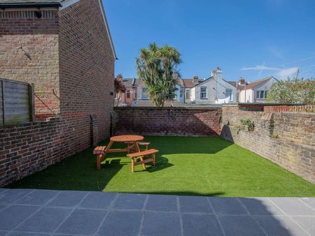 Double Ensuite Room in Luxury Modern HMO in Gladys Avenue, North End Portsmouth. Room 2 - Photo 4
