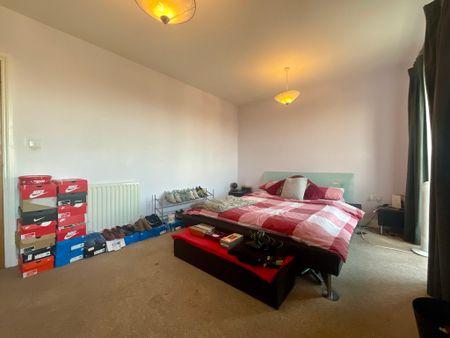 2 bedroom Apartment to let - Photo 3