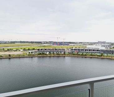 Stunning Top Floor 2 Bedroom Apartment with Lake Views - Photo 3