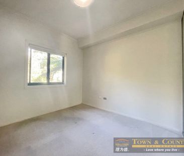 2 bedroom apartment in sought after location - Photo 4