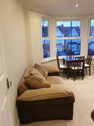 2 Bed Maisonette, Worple Road, SW20 - Photo 1