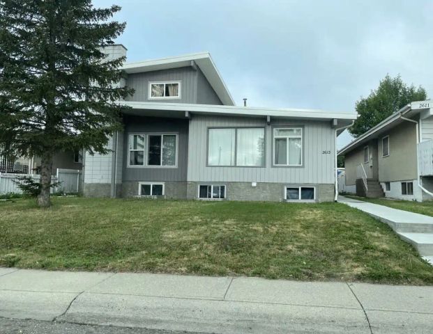 Great location - Cozy 3 bedroom bungalow — 3 Bedrooms Duplex - Photo 1