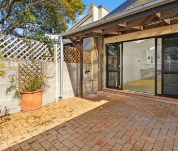 Location & lifestyle - Photo 3