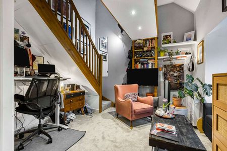 One bedroom mezzanine apartment with off street parking and communal gardens. - Photo 2