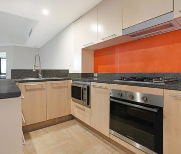 Prestigious Location – Luxurious 3 Bedroom + Private Study/Guess Room - Photo 3