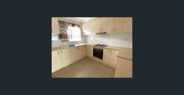 Townhouse in the heart of Windsor - Photo 1