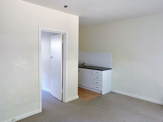 WELL POSITIONED GROUND FLOOR 1 BEDROOM APARTMENT - Photo 1