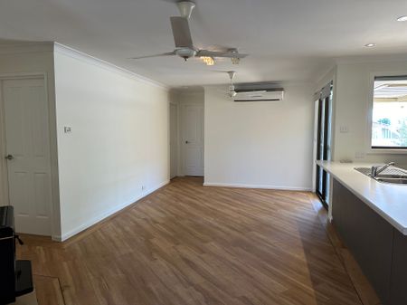 Family home with large shed! - Photo 3