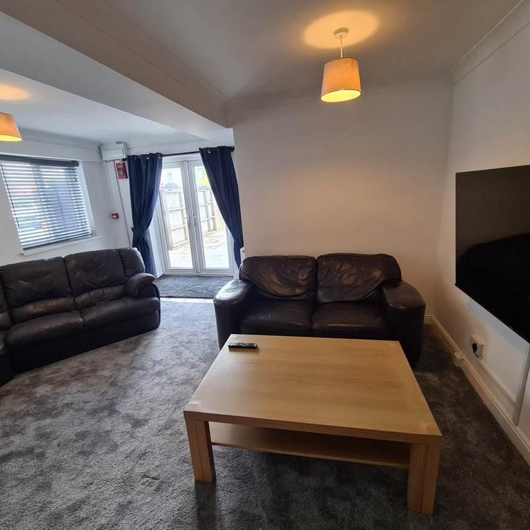 6 bedroom detached house to rent - Photo 1