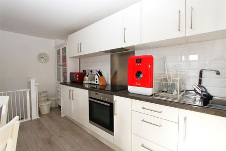 2 bedroom end of terrace house to rent - Photo 5