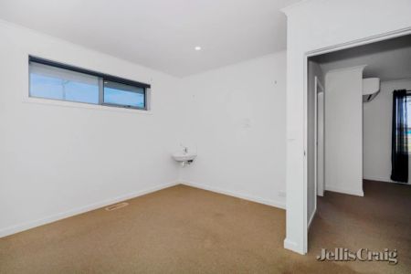 3 Bed, 1 Bath - Photo 5