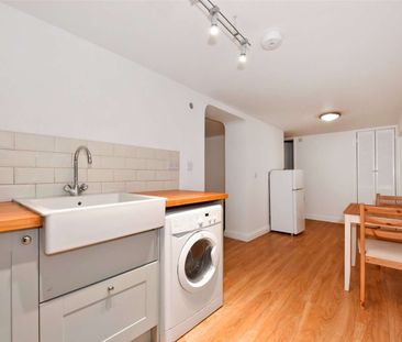 A generously proportioned one bedroom apartment - Photo 3