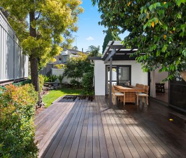 Modern Family 5 Bedroom Home with Poolside Living & Westleigh Conve... - Photo 2