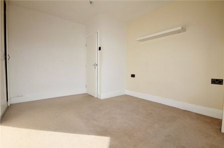 Thorpe Lea Road, Egham, Surrey, TW20 8HP - Photo 4