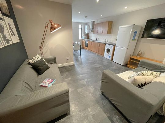 3 bedroom flat to rent - Photo 1