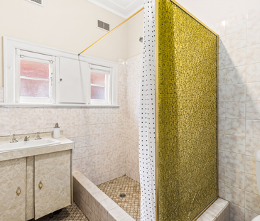 Charming 2-Bedroom in Ashfield - Photo 2