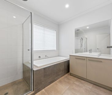 Former Display Home now available for rent! - Photo 6