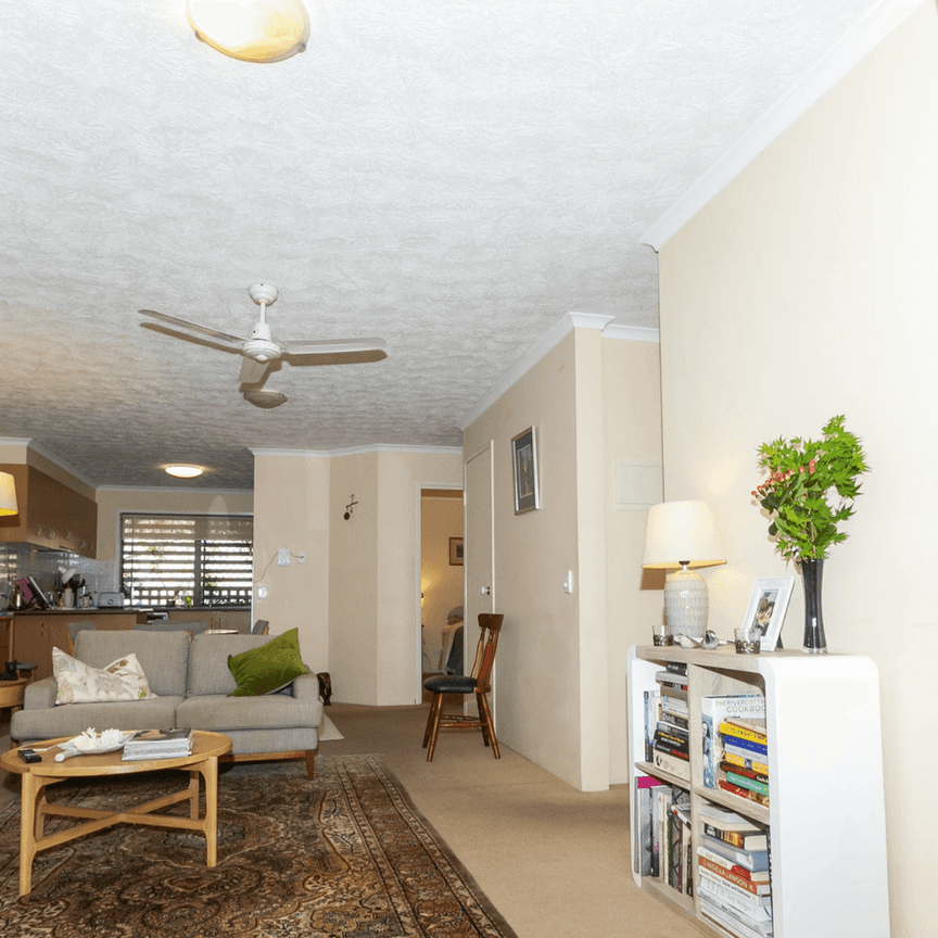 Modern & Spacious Ground-Floor Apartment with an Exclusive 142 sqm Courtyard & New Carpet - Photo 1
