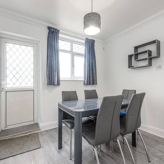 4 bedroom end of terrace house to rent - Photo 1