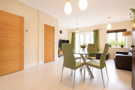 3 bedroom House in Willowbourne, Fleet - Photo 2