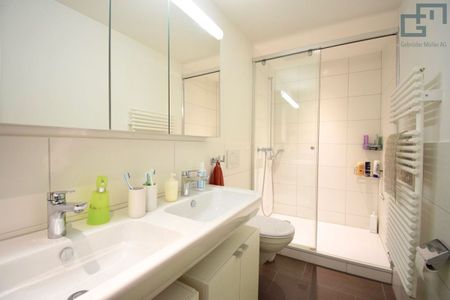 High ceilings with gallery! - Photo 2