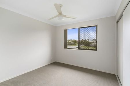 Spacious Four Bedroom Family Home - Photo 2