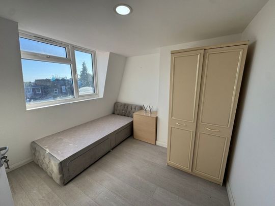 5 Bed Flat, Churchfield Road, W3 - Photo 1