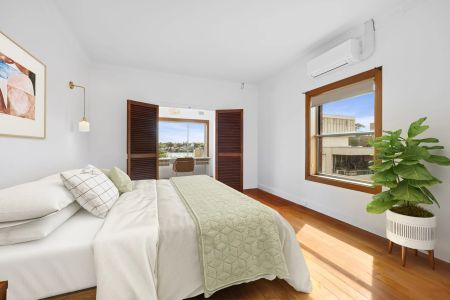 Art Deco 2 Bedroom Plus Study with Breathtaking Water Views - Photo 5