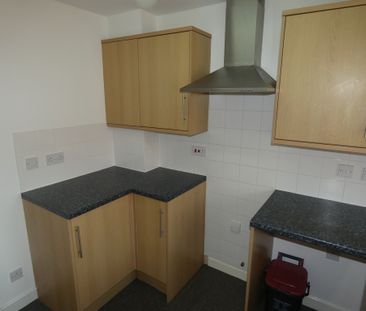 2 bed Semi-Detached - To Let - Photo 5