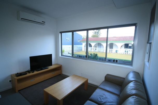 MODERN LOW MAINTENANCE 2 BEDROOM TOWNHOUSE IN CENTRAL GLADSTONE - Photo 1