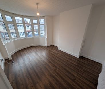 3 Bed Terraced House, Meadway, IG3 - Photo 4
