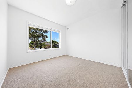 Renovated Ground Floor Apartment - Photo 3