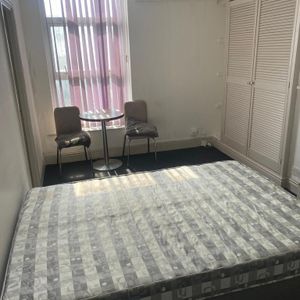 1 bedroom bedsit to rent - Photo 2