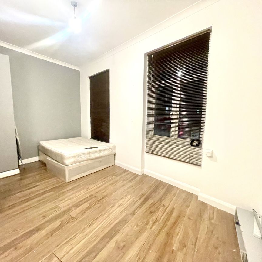 West Hendon Broadway, Hendon NW9 - Photo 1