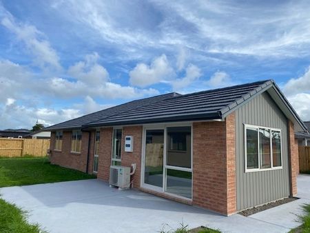 Modern Three Bedroom Home - Photo 3