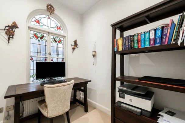 5 bedroom house in London - Photo 1