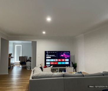 FOUR BEDROOM HOME - LOW MAINTENANCE ! - Photo 2