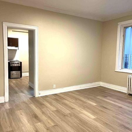 PRES DU METRO SNOWDON 3 CHAMBRES FERMEES- RENOVE - Photo 3