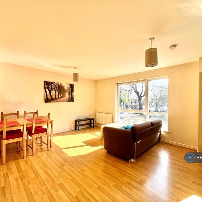 2 bedroom flat to rent - Photo 1