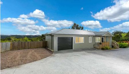 Charming 3-Bedroom Family Home in Sought-After Greenhithe Location - Photo 2