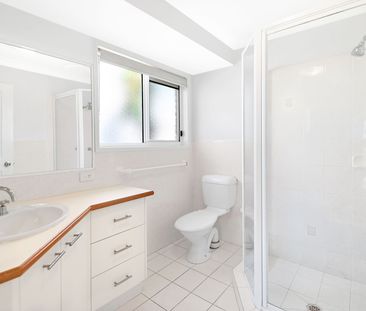 Spacious Family Home with Coastal Views – Highland Park - Photo 2