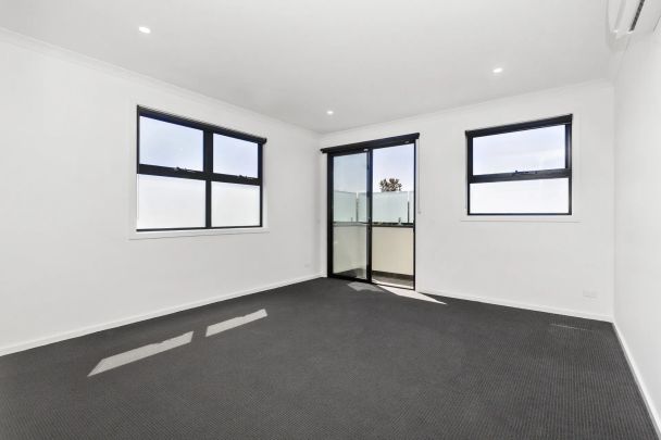 Near New 4 bedroom Townhouse - Photo 1