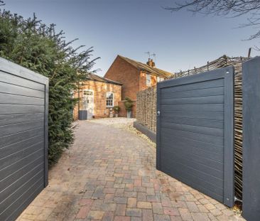 5 bed Barn Conversion To Let - Photo 2