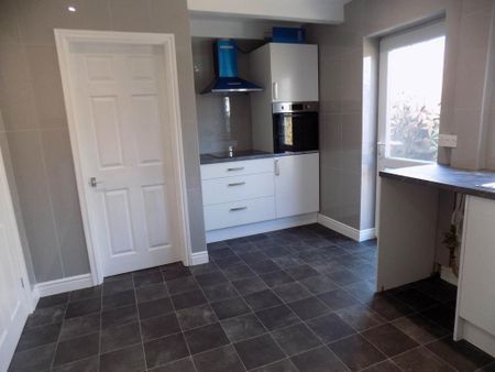 3 bedroom semi-detached house to rent - Photo 5