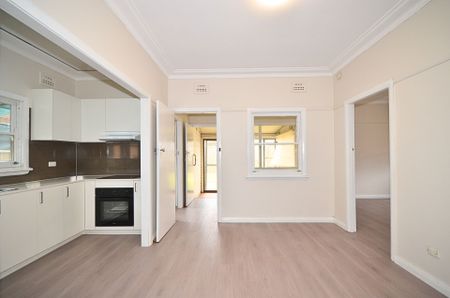 Renovated 2 Bedroom House&excl;&excl; - Photo 4