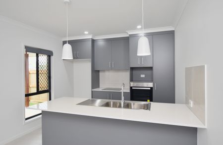 MODERN HOME IN FAMILY ESTATE! - Photo 3