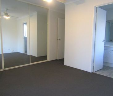 Spacious 4 Bedroom, 2 Bathroom - Photo 6